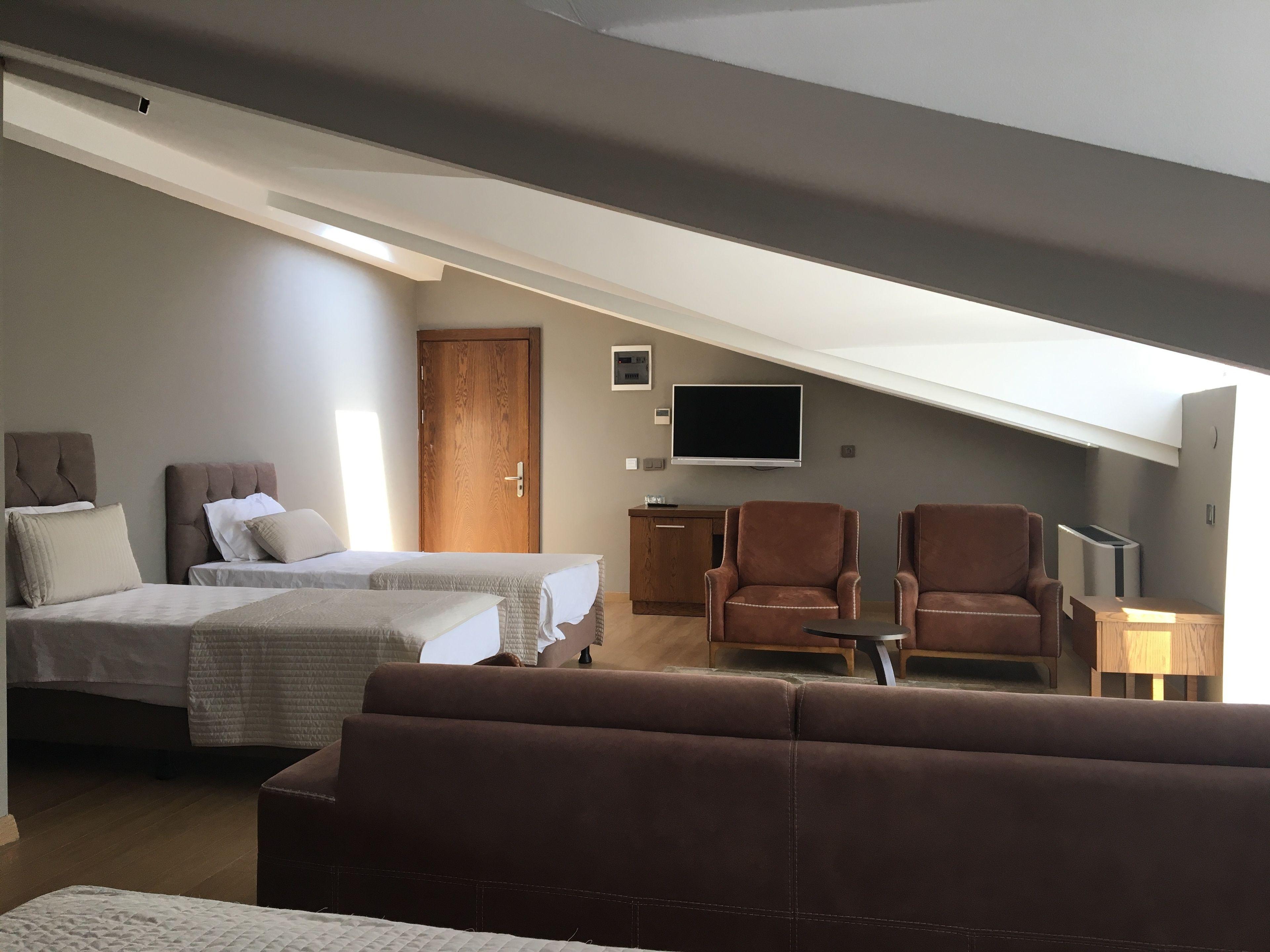 The Elegant Hotel — Photos 1